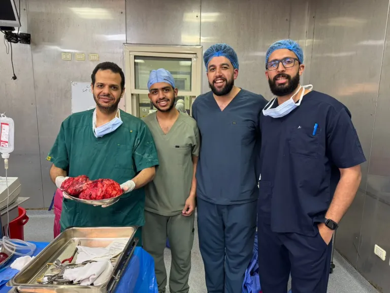 فريق جراحة القلب والصدر بمستشفيات قصر العيني جامعة القاهره ينجح في استئصال ورم نادر هائل الحجم من صدر مريض ستيني.