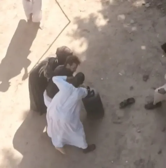 عاوز يولع فيهم بأنبوبة بوتاجاز.. تداول فيديو لشاب يحاول الاعتداء على أقاربه بسبب خلافات في قنا