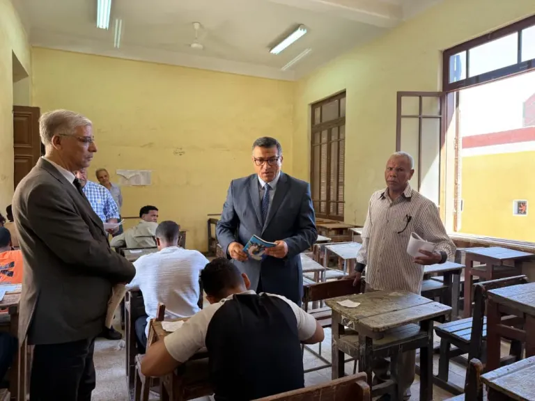 محافظ قنا يحيل 4 ملاحظين ومراقب للتحقيق بسبب ”محمول وكتاب عربي” داخل لجنة امتحانات الدبلومات الفنية