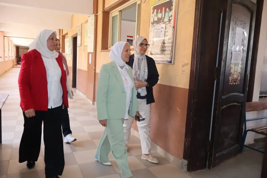 «أبو كيلة» تتابع امتحان العربي بالإعدادية بالقاهرة وتشدد على الانضباط داخل اللجان