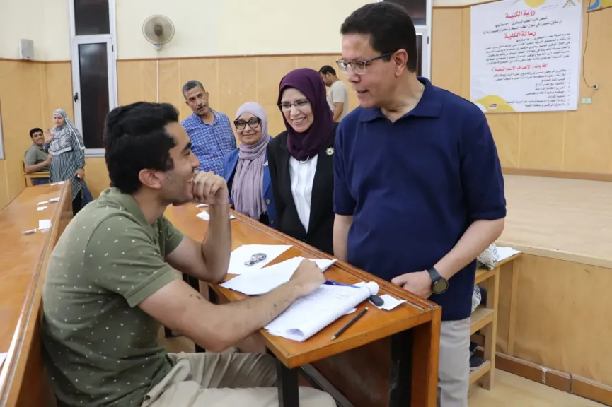 رئيس جامعة بنها يفاجئ لجان الإمتحانات.. ويؤكد: لا تهاون في الإنضباط وتكافؤ الفرص