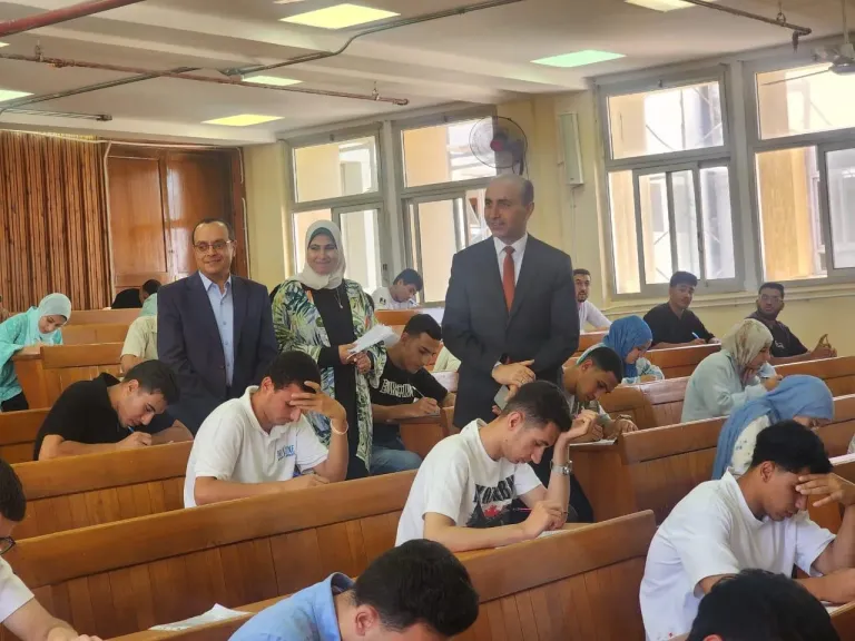 رئيس جامعة دمنهور يتفقد الامتحانات بالجامعة الأهلية: الانضباط معيار قياس جودة المخرجات