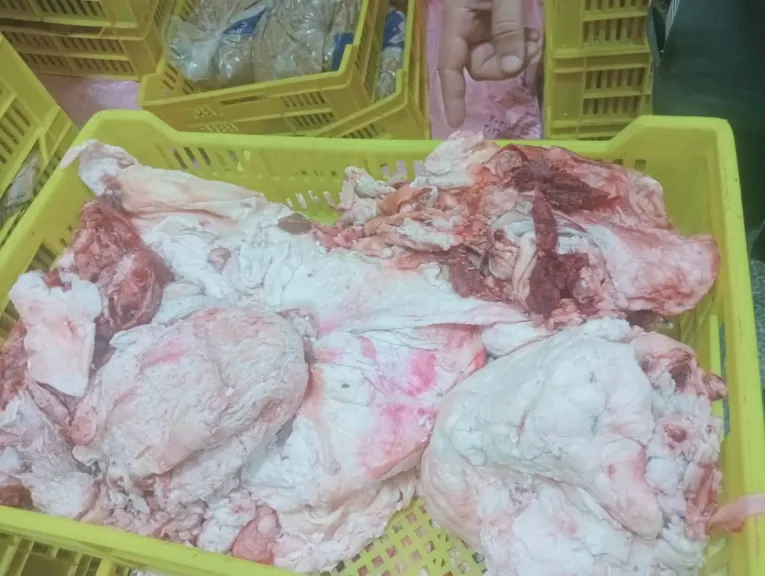 حملة مفاجئة تكشف المستور.. ضبط 3 أطنان لحوم فاسدة داخل مدينة شبين القناطر