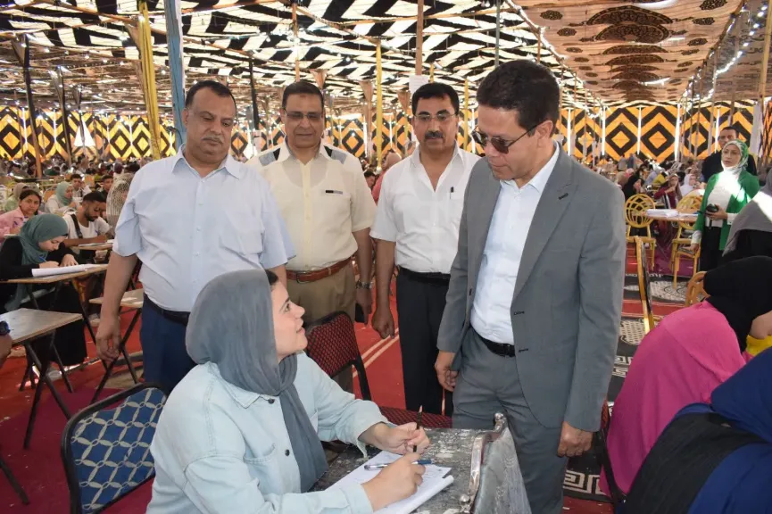 رئيس جامعة بنها يفاجئ لجان التربية بجولة تفقدية ويطمئن على سير الإمتحانات