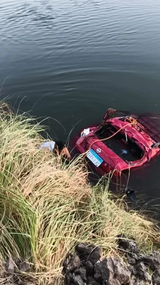 إصابة زوجين وابنهما إثر حادث انقلاب ملاكي داخل ترعة في قنا