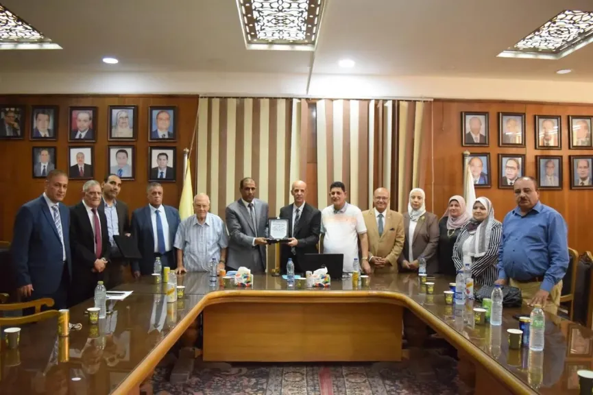 رئيس جامعة بني سويف يرأس اجتماع مجلس كلية التجارة ويؤكد على دورها المحوري في خدمة الجامعة