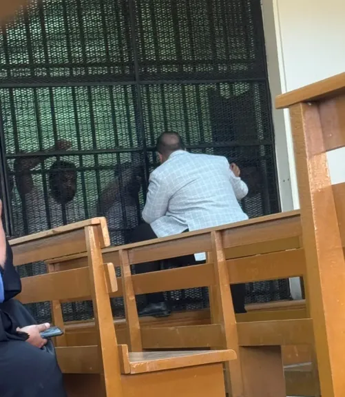 بالأبيض.. أول ظهور للتيك توكر «أوتاكا» داخل القفص خلال محاكمته فى حيازة وتعاطي المخدرات