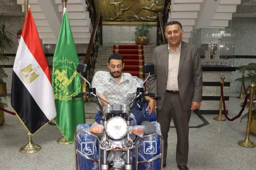 وعد فأوفي.. محافظ القليوبية يسلم «موتوسيكل معاقين» لمواطن بكفر شكر