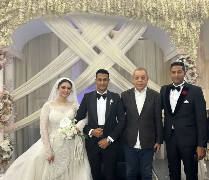 النائب أسامة شرشر يهنئ المقدم أحمد حسانين منصور والأستاذ مصطفى غانم بعقد قران النقيب محمود والمهندسة نجوى
