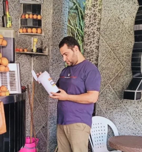 تموين أسيوط يضبط مادة كيميائية داخل محل عصير بالقوصية