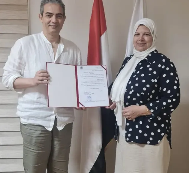 نقيب الإعلاميين يسلّم خطابات الوحدات السكنية لأعضاء النقابة بمشروع ”جنة القاهرة الجديدة”