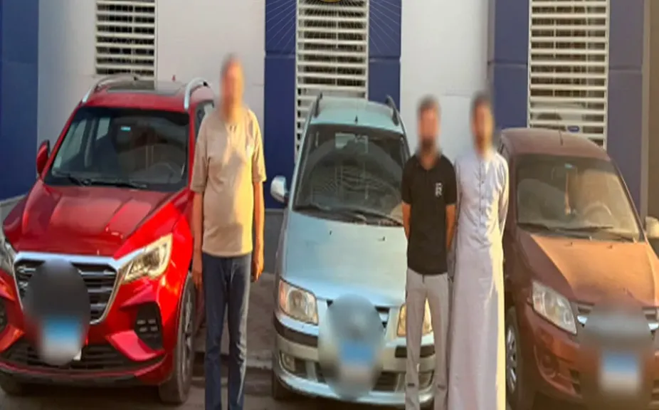 القبض علي عصابة سرقة سيارات بالقاهرة.. ضبط المتهم الرئيسي واثنين من عملائه واستعادة 3 مركبات