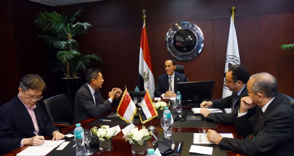 رئيس الهيئة العامة للاستثمار والمناطق الحرة وسفير سنغافورة يبحثان تعميق التعاون بين البلدين