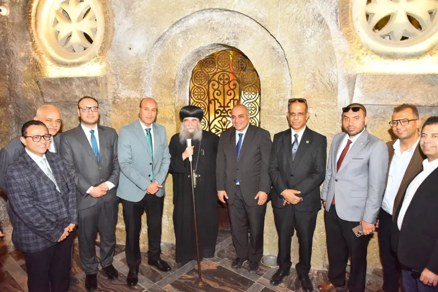 محافظ أسيوط ونائب وزير المالية يزوران دير السيدة العذراء بدرنكة ويلتقيان الأنبا يؤانس