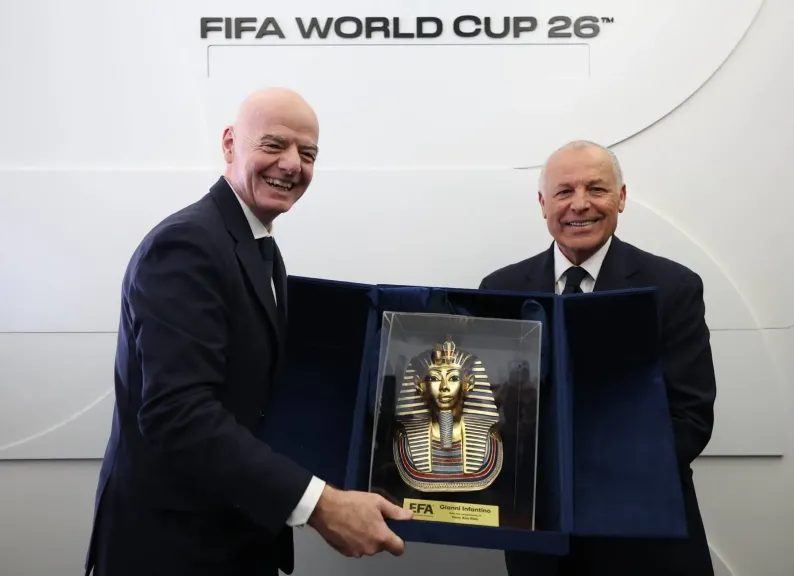إنفانتينو يمنح أبو ريدة درع كأس العالم ..وتوت عنخ آمون هدية من اتحاد الكرة للفيفا