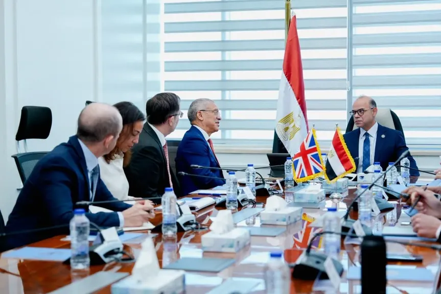 وزير الاستثمار يبحث مع المؤسسة البريطانية الدولية تعزيز تدفقات الاستثمار وجذب رؤوس الأموال بحضور السفير البريطاني