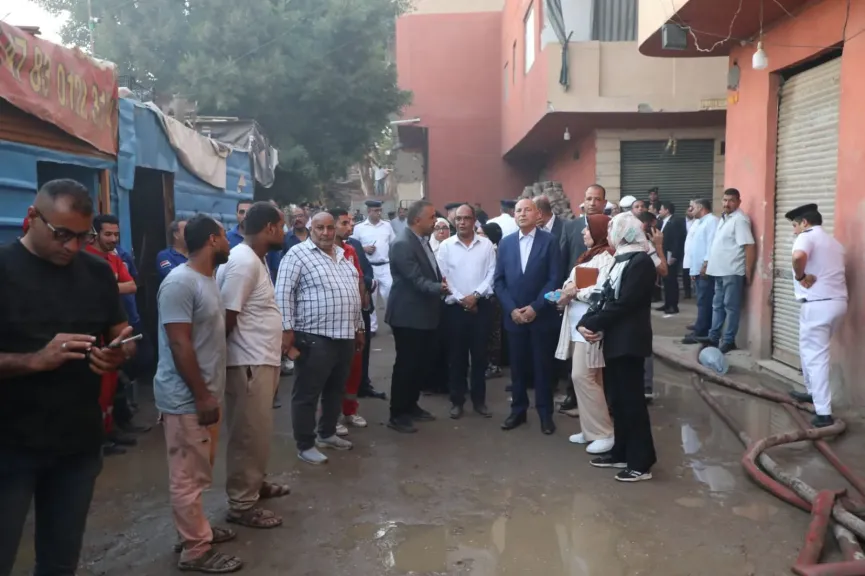 محافظ القاهرة خلال تفقد موقع الحريق