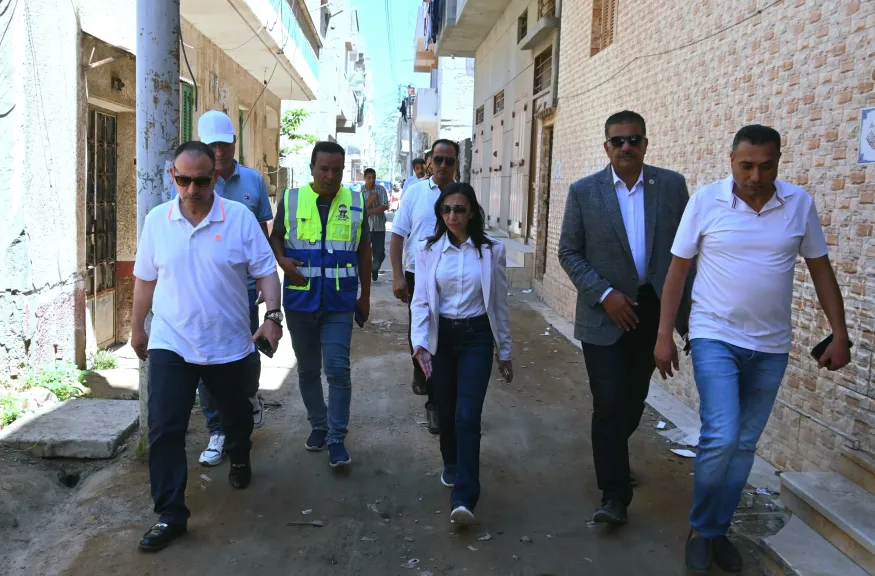 محافظ البحيرة تتفقد أعمال تنفيذ شبكات الصرف الصحي بشوارع قرية المعدية