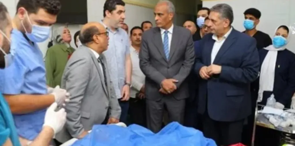محافظ كفر الشيخ يطمئن على رئيسة قرية أُصيبت بحروق خلال تنفيذ قرار إزالة بالحامول