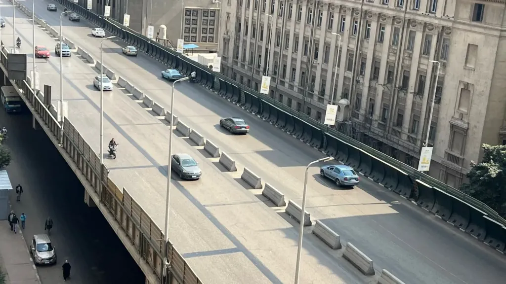 سيولة مرورية وانتظام حركة السيارات بمحاور القاهرة والجيزة صباح الخميس