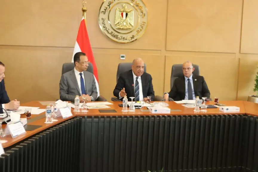 وزراء ”الكهرباء”و”الاتصالات” ”والاستثمار” يبحثون الخطوات التنفيذية لإعداد الاستراتيجية الوطنية لصناعة مراكز البيانات