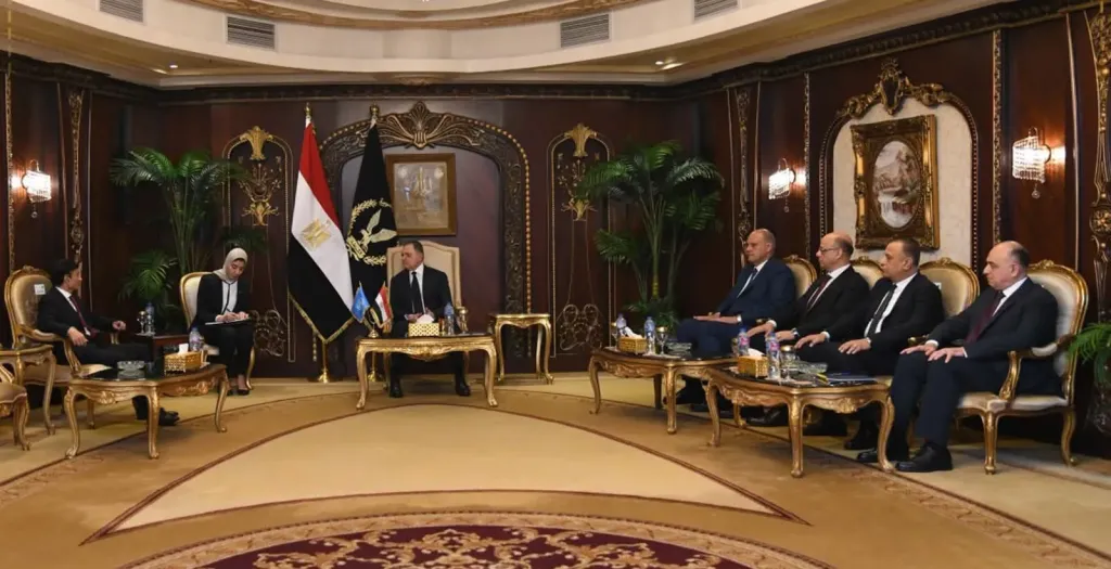 وزير الداخلية يبحث مع مستشار الأمم المتحدة تعزيز التعاون ودعم بعثات حفظ السلام