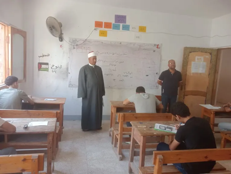 مدير عام منطقة الإسماعيلية الأزهرية يتابع امتحان الكيمياء لطلاب الثانوية الأزهرية