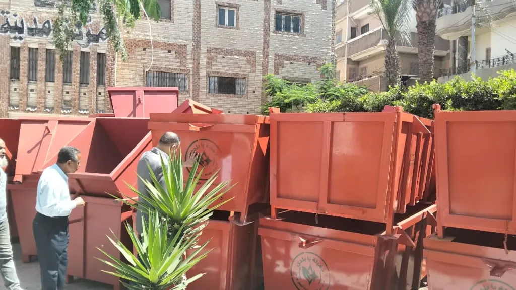 ضمن مبادرة «جميلة يا بلدي»دعم منظومة النظافة بسيدي سالم بـ 65 صندوق قمامة جديد