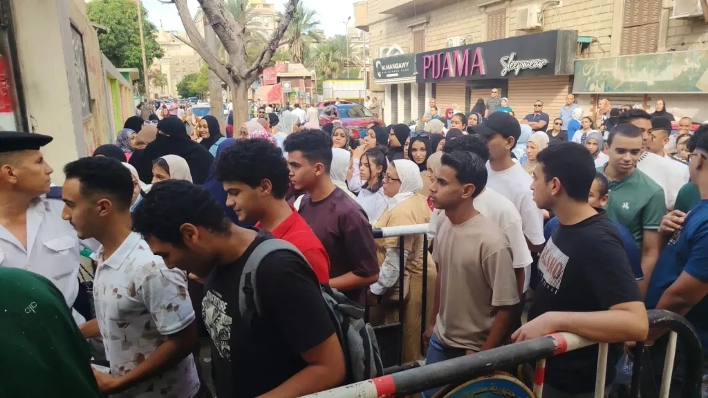 توافد طلاب الثانوية العامة على لجان الامتحانات بكفر الشيخ لأداء التربية الدينية وسط دعوات أولياء الأمور