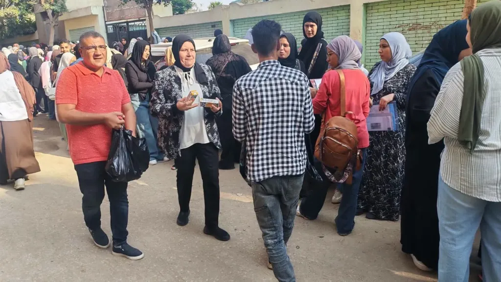 قبل إنطلاق الإمتحانات.. رئيس مدينة شبرا الخيمة توزع العصائر علي طلاب الثانوية العامة