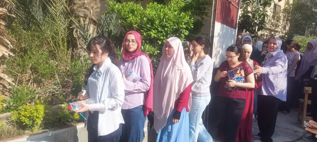 في أول أيام الثانوية العامة... زحام أمام البوابات وتأخر دخول الطلاب ومطالبات بحلول عاجلة