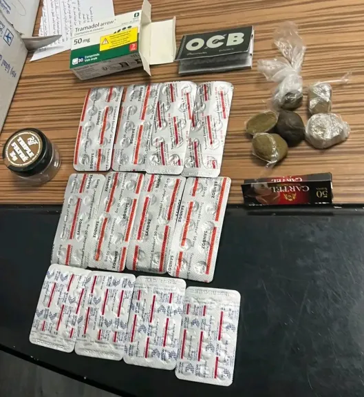 420 قرص مخدر و 35 باروكة شعر طبيعي.. ضبط محاولتى تهريب كمية من الحشيش والأقراص المخدرة والمستلزمات الطبية بمطار القاهرة