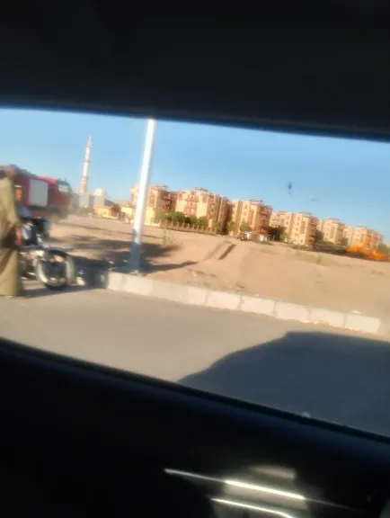 الدفع ب5 سيارات إطفاء.  نشوب حريق داخل مخزن فلانكات تابع للسكة الحديد في قنا