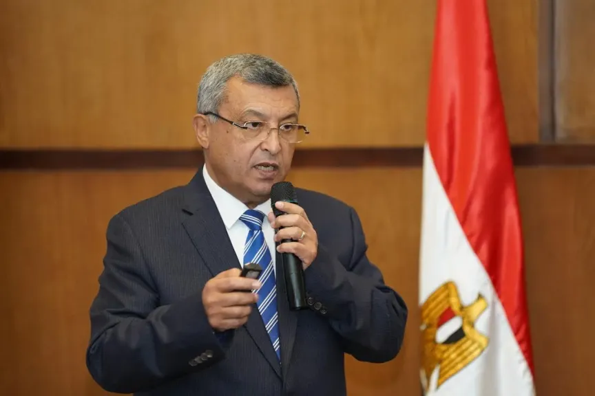 أسامة كمال: إغلاق مضيق هرمز قد يدفع أسعار النفط إلى 100 دولار