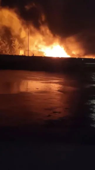 سباق مع النار في الخانكة.. الحماية المدنية تدفع بـ18 سيارة لإخماد حريق مصنع كيماويات وصابون
