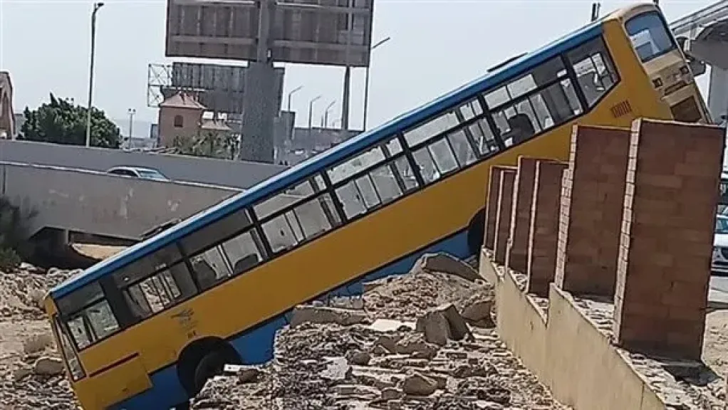 بسبب عطل في الفرامل.. انقلاب أتوبيس نقل عام بطريق المشير في اتجاه القاهرة الجديدة