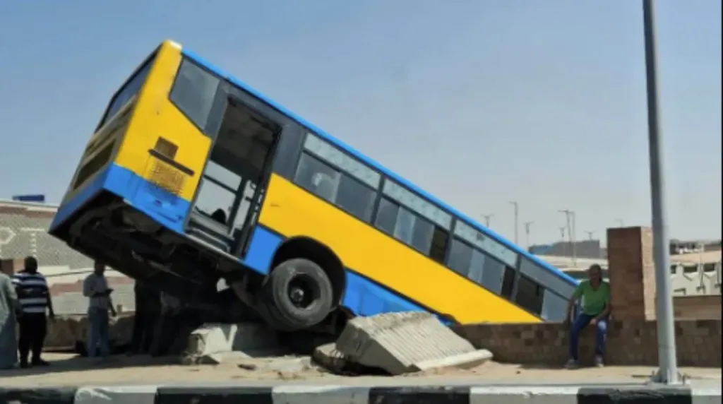إصابة عدد من الركاب إثر سقوط أتوبيس من أعلى محور المشير بالتجمع