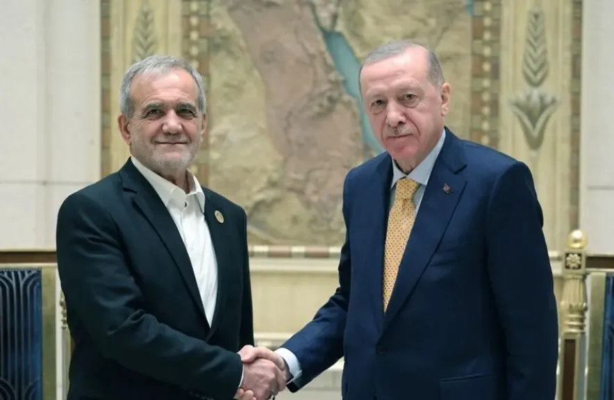 أردوغان يقدم لبزشكيان دعم تركيا لإنهاء المفاوضات بين إيران وأمريكا بشكل سلمي
