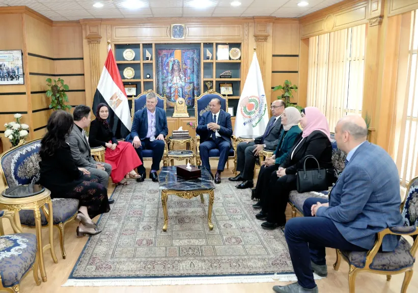 رئيس جامعة المنصورة يستقبل وفد جامعة مانشستر لمتابعة برنامج الصيدلة المشترك وبحث آفاق التعاون المستقبلية