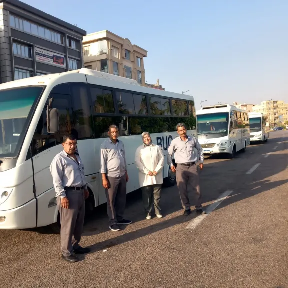 لتخفيف الأعباء عن المنتدبين.. فرعية المعلمين بالقاهرة الجديدة توفر سيارات لنقل مراقبي الثانوية العامة