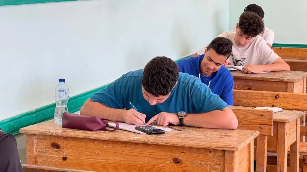 لحظات رعب لمعلمي بني سويف.. انفجار إطار أتوبيس أثناء التوجه للجان الثانوية العامة