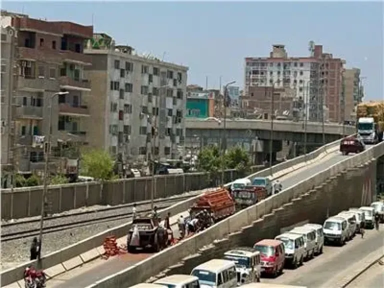 الطوب يغلق الطريق.. إنقلاب مقطورة يربك الحركة المرورية ببنها