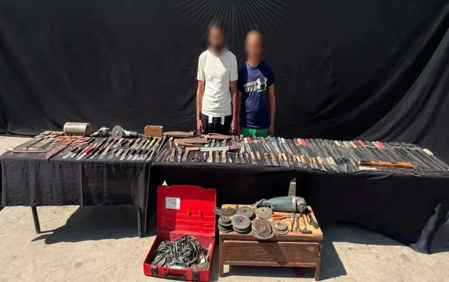 سقوط ورشة سلاح أبيض ببولاق أبو العلا.. ضبط متهمين وبحوزتهما 107 قطعة