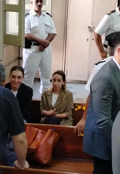 بالأسود والإبتسامة.. أول ظهور للفنانة جيهان الشماشرجي خلال محاكمتها بتهمة السرقة بالإكراه