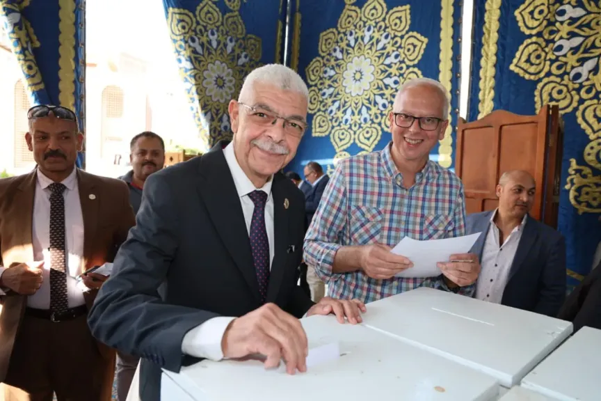 رئيس جامعة المنوفية يدلي بصوته في انتخابات جمعية الرعاية الصحية والاجتماعية للعاملين.. وإعلان نتائج مجلس الإدارة الجديد بعد منافسة بين ١٨ مرشحًا