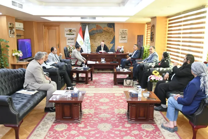 محافظ الفيوم يناقش مع أعضاء مجلسي النواب والشيوخ مشكلات الري والكهرباء والتأمين الصحي