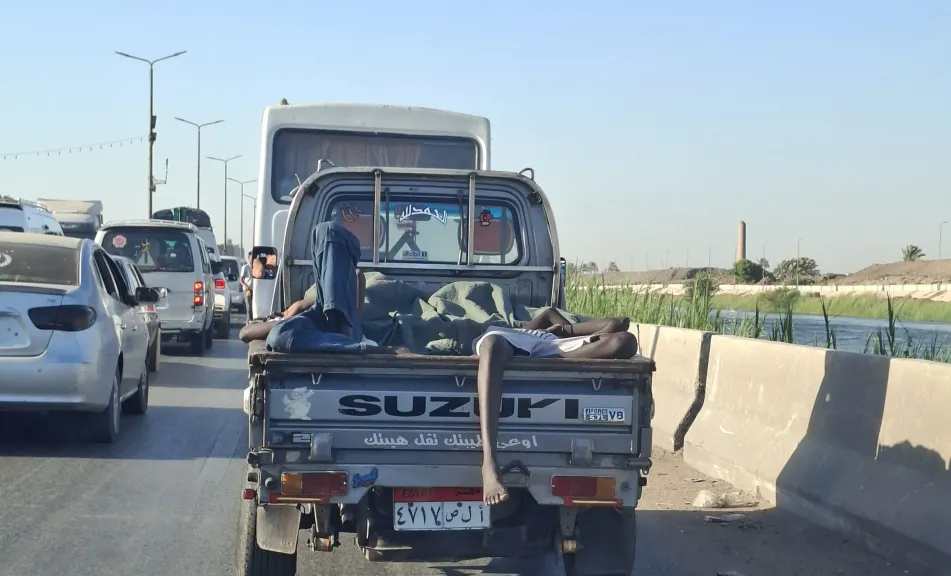 سيارة ربع نقل تُثير الجدل بطريق ترعة الإسماعيلية.. وسودانيان ينامان أعلى الحمولة في مشهد صادم
