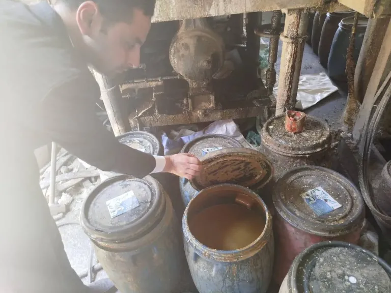 ضبط 1000 لتر سولار و60 طن سمسم مجهول المصدر داخل مصنع غير مرخص بالسادات