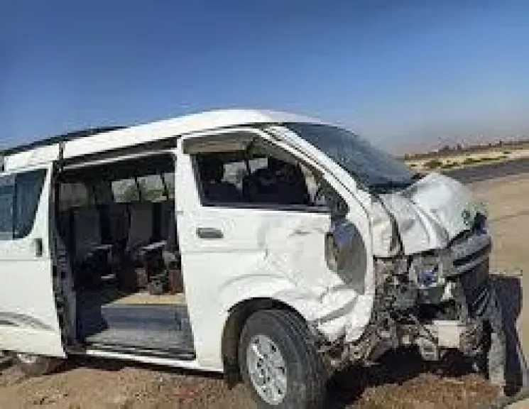 إنقلاب ميكروباص يحصد روحاً ويصيب 12 آخرين بطريق العبور الصحراوي