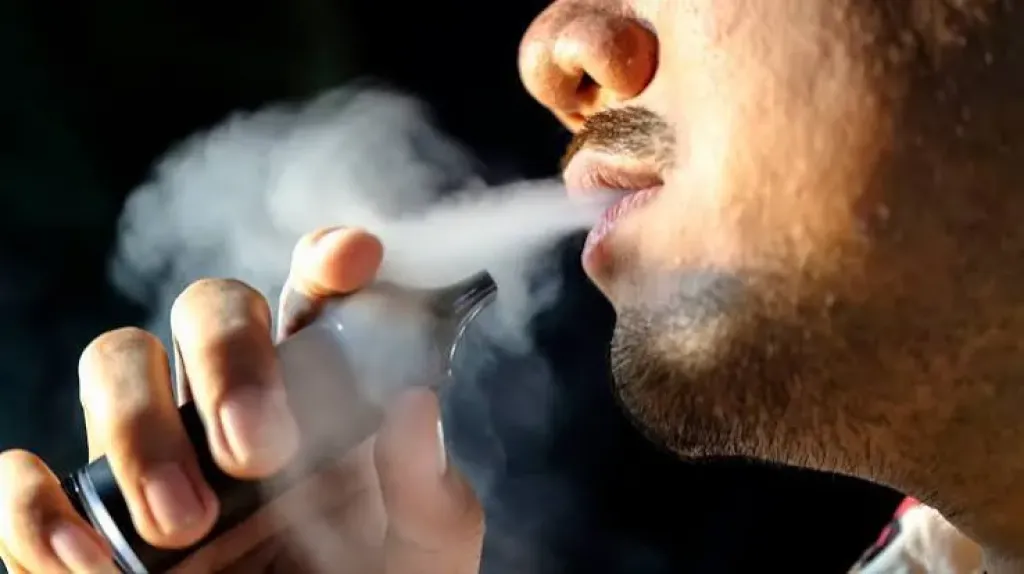 هل الڤيب بديل آمن للتدخين؟.. الصحة توضح الحقيقة